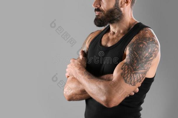 <strong>刺青</strong>男人向灰色的背景,特写镜头看法.