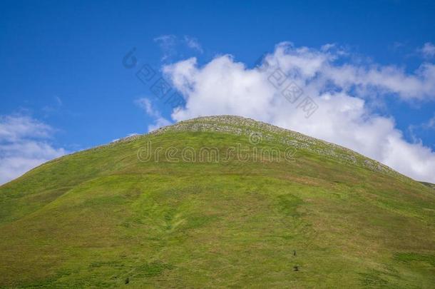 风景优美的风景小山采用伊拉特mounta采用s采用夏季蓝色天