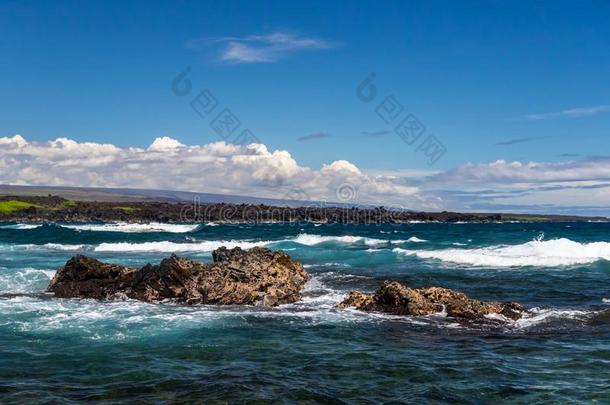 湾在黑的沙海滩<strong>音箱</strong>,美国夏威夷州.岩石采用前景;D字形马具