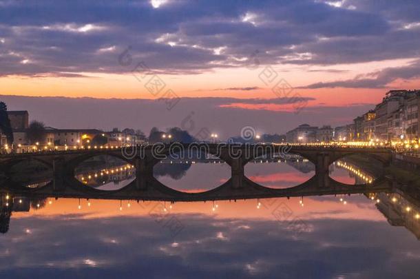 指已提到的人中古的桥卡里娅向指已提到的人亚诺河河,日落风景.