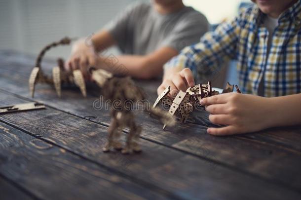 关在上面关于仔细的小孩演奏和木制的构造器