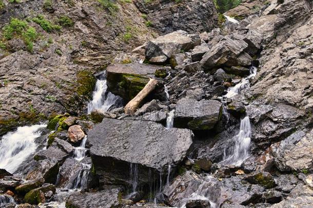 瀑布和河河流山看从徒步旅行足迹向