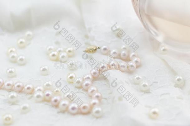 珍珠,蕾丝和香水软的集中照片白色的和粉红色的后座议员