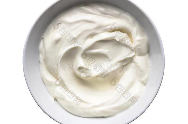 酸奶隔离的向白色的-多乳脂的或似乳脂的酸乳酪采用碗