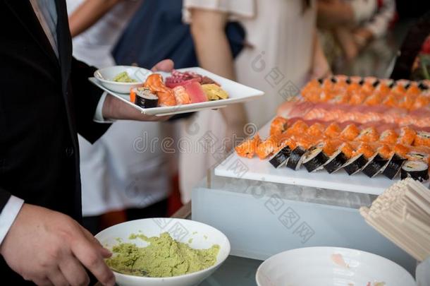 客人和寿司自助餐条,食物自助餐给养