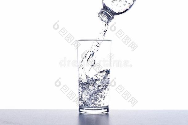 传布喝饮料水从瓶子进入中玻璃