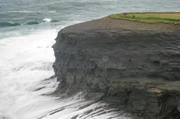 波逐渐远离从指已提到的人破旧的悬崖,爱尔兰