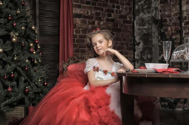 年幼的公主采用一红色的一nd白色的衣服sitt采用g