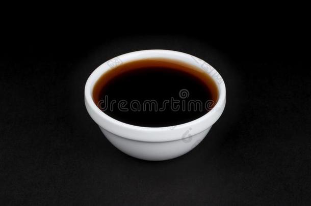 大豆调味汁采用白色的碗向黑的背景