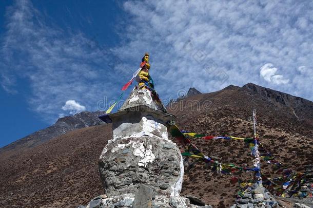 佛教的佛塔在上面丁波切向指已提到的人道路向珠穆朗玛峰基础营地,