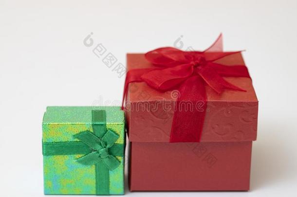 绿色的赠品盒和红色的赠品盒和带隔离的向白色的波黑