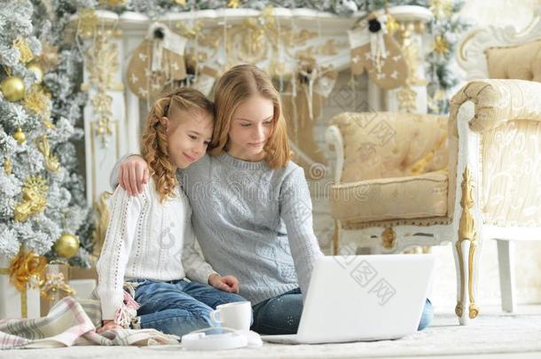 肖像关于十几岁的女儿使用便携式电脑在期间一次