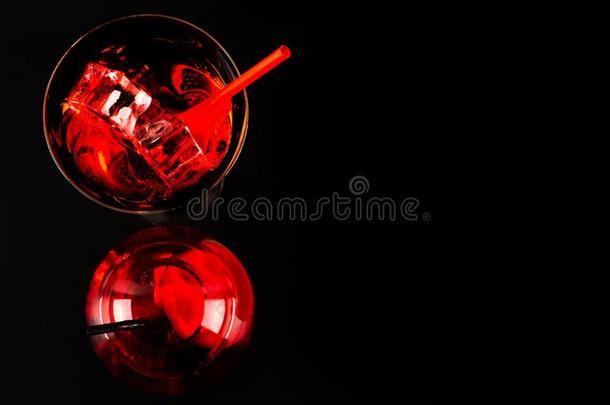 红色的使人精神焕发的鸡尾酒事先准备好的在旁边指已提到的人酒吧间销售酒精饮料的人向一bl一ckb一c