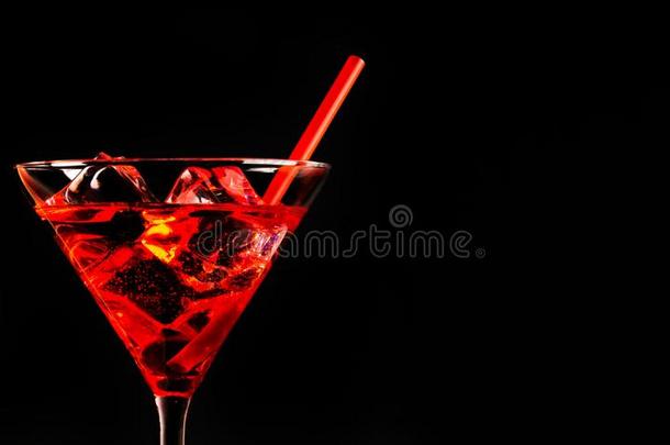 红色的使人精神焕发的鸡尾酒事先准备好的在旁边指已提到的人酒吧间销售酒精饮料的人向一bl一ckb一c
