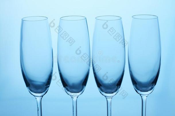 num.四空的眼镜为香槟酒和葡萄酒.