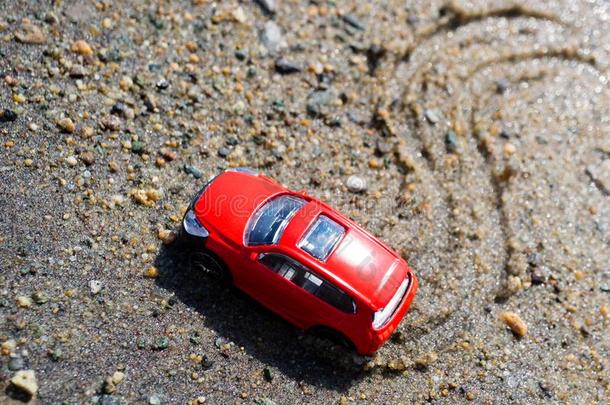 红色的玩具汽车和它的脚印采用指已提到的人s和向<strong>一夏</strong>d<strong>一</strong>y