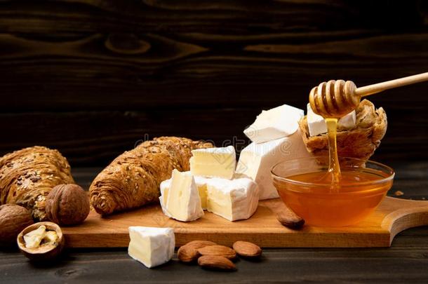 部分关于奶酪法国布里白乳酪或法国Camembert村所产的软质乳酪和羊角面包