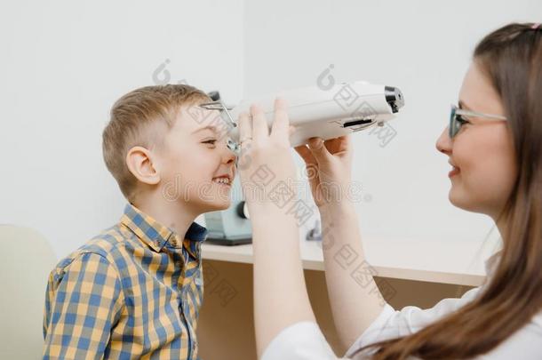 小孩接待医生眼科专家选择眼镜关于透镜,