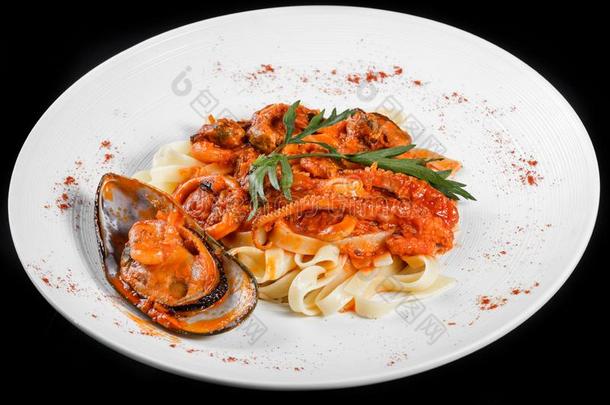 意大利宽面条面团和海产食品,贻贝,章鱼,牡蛎,番茄