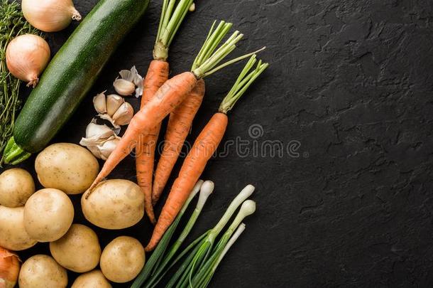 健康的生的夏严格的素食主义者蔬菜和草本植物,胡萝卜,马铃薯