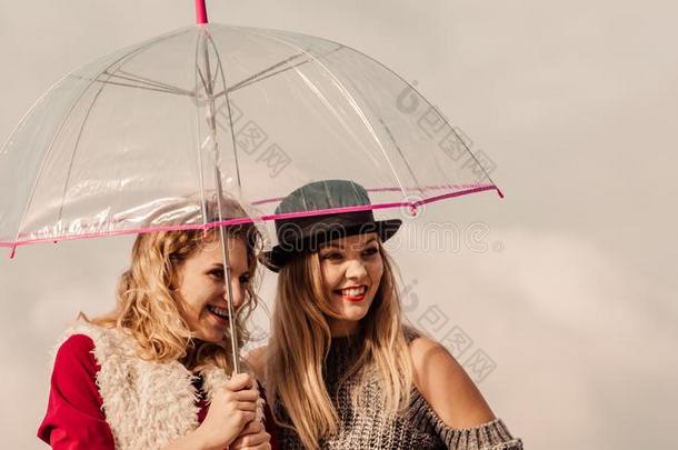 两个流行的女人和雨伞