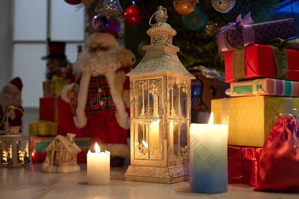 <strong>圣诞</strong>节地点和灯笼,蜡烛和礼物.
