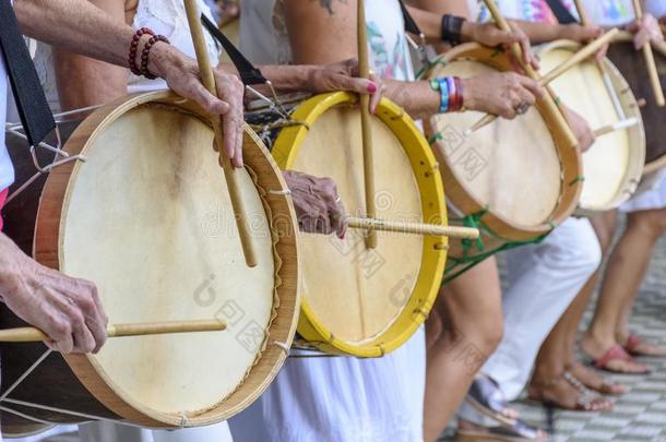 女人打击乐器演奏者演奏鼓在的时候民族桑巴舞表演
