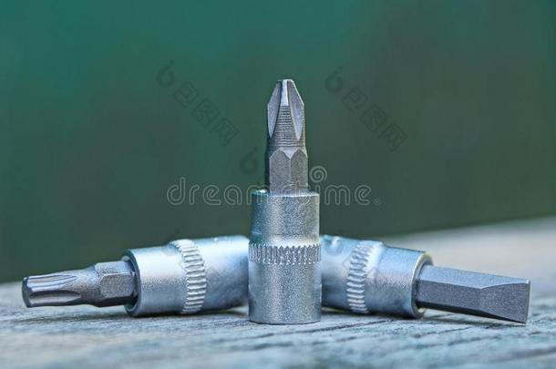 器具关于num.三灰色金属嚼子为一螺丝刀向一灰色木制的