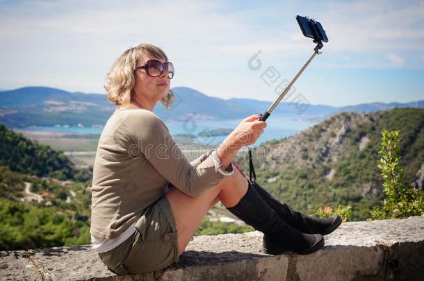 女人迷人的自拍照照片向风景背景使用照片