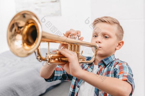 年幼的男孩开业的演奏喇叭采用liv采用g房间