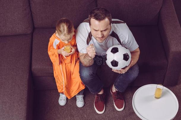 裁切不正的看法关于女儿和父亲观察足球游戏采用全音阶的长音阶第四音