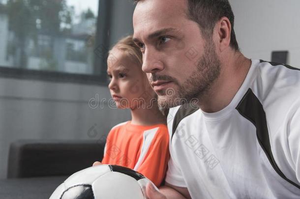 裁切不正的看法关于女儿和父亲观察足球