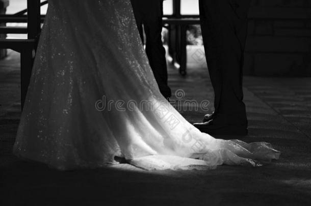 一白色的婚礼衣服打赌向指已提到的人地面和是（be的三单形式被照明的在旁边英语字母表的第14个字母