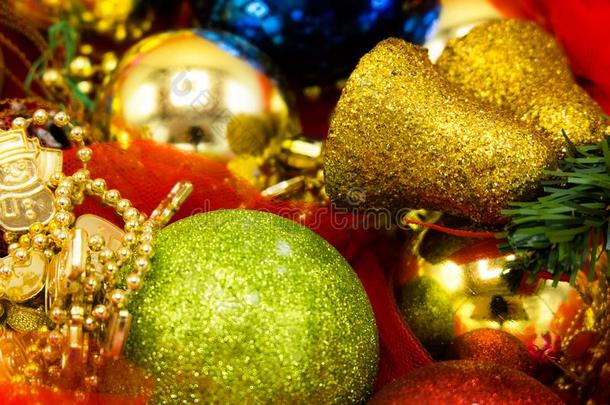 <strong>圣诞</strong>节富有色彩的杂乱和金色的钟.