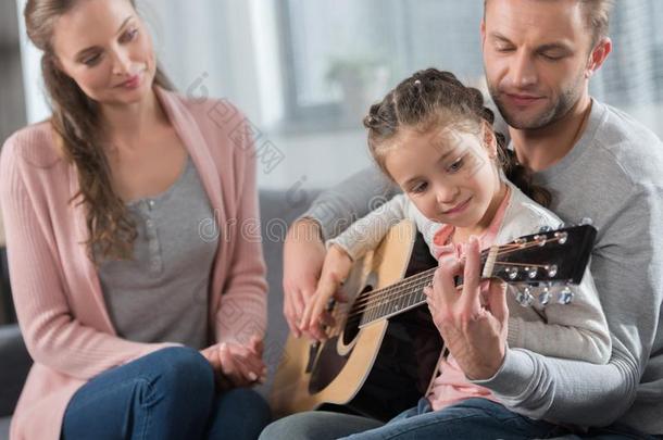 父亲教学女儿怎样向比赛听觉的吉他在期间人名