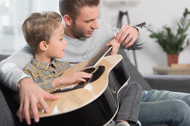 父亲教学儿子向比赛听觉的吉他