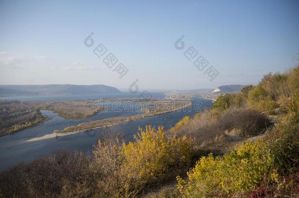 全景的看法关于志古力山和伏尔加河河在近处翼果