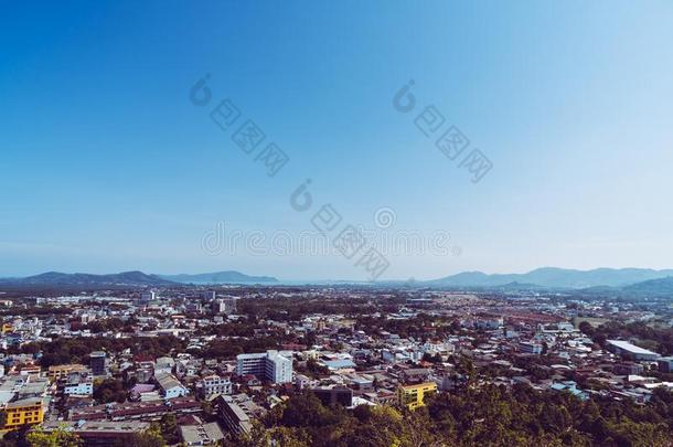 普吉岛城市地平线在把圈起来小山采用普吉岛