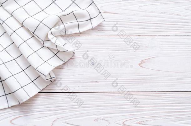 厨房布(餐巾)向木材背景