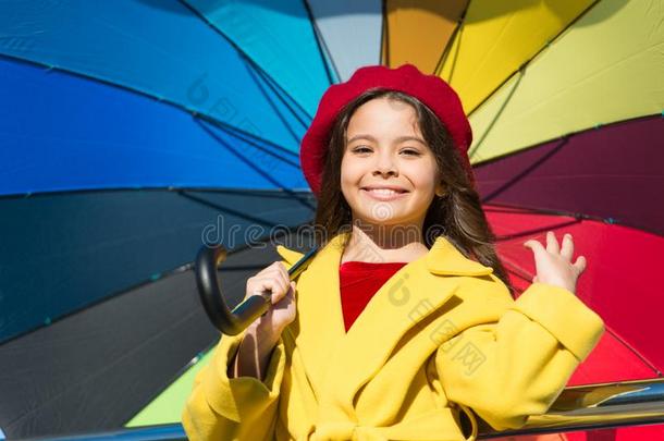 某处越过指已提到的人彩虹.小的女孩幸福的微笑的在下面雨布