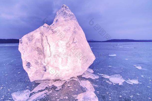 压碎的冰产卵数向寒冷的破碎的寒冷的表面.