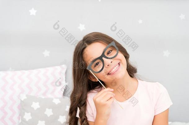 美人儿和伪造眼镜.小的女孩拿住伪造眼镜向面容.英语字母表的第8个字母