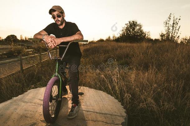 bicyclemotorcross双轮摩托车越野赛骑手在日落.家伙骑马一bicyclemotorcross双轮摩托车越野赛自行车
