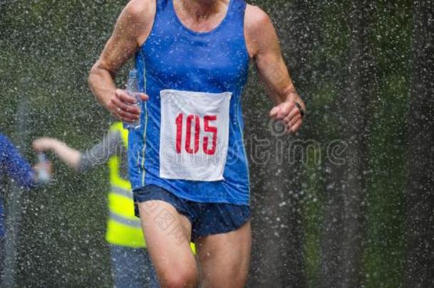 赛跑者男人跑步在下面雨落下城市<strong>马拉松</strong>赛跑