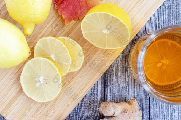 姜茶水和柠檬向一木制的t一ble一nd一件关于将切成小方块lemone柠檬水
