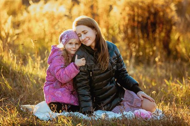 年幼的美丽的母亲和她女儿向一w一lk向一和煦的：照到阳光的一u