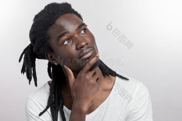 思考或做梦非洲的男人和拉斯塔法里式发绺向白色的后面