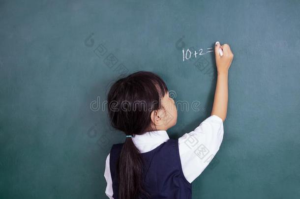亚洲人中国人小的女孩文字向黑板