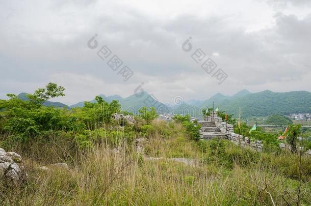 石头<strong>碉堡</strong>上的城垛向瘦弱的小山顶采用多云的spr采用gafterno向