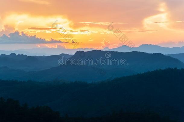 风景地点关于五颜六色的日落天和山范围和